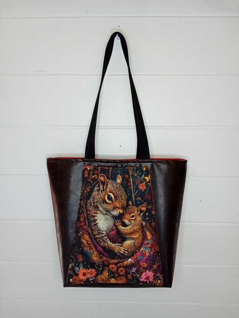 Cabas artisanal Douceur d’automne, motif de deux écureuils et fleurs, création artisanale dans les Vosges