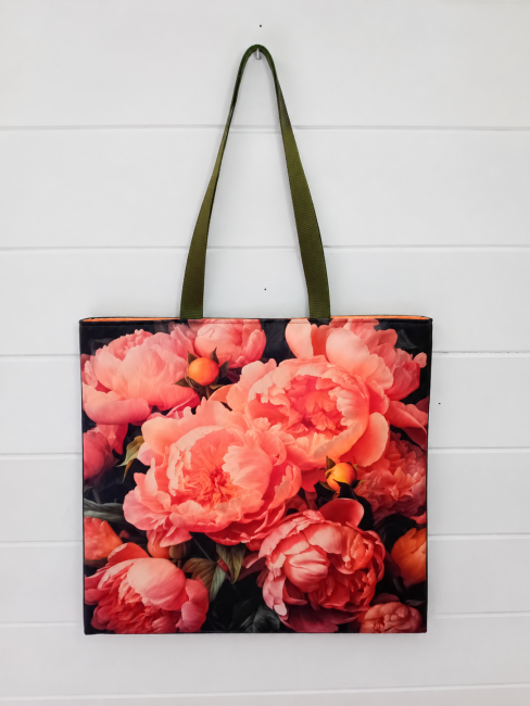 Tote bag Douceur de Pivoines – Fait main | Les Cabas en folie Tote bag Douceur de Pivoines aux fleurs roses, corail et pêche, confection dans les Vosges
