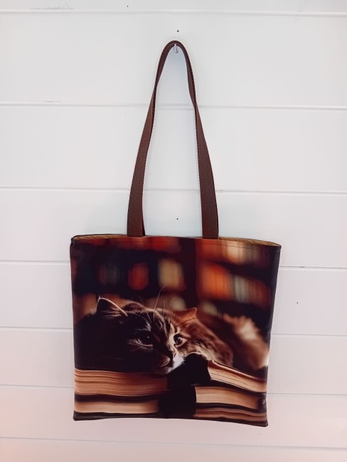 Tote bag Compagnon de lecture 37 x 36 cm avec motif d’un chat installé sur des livres – Les Cabas en folie