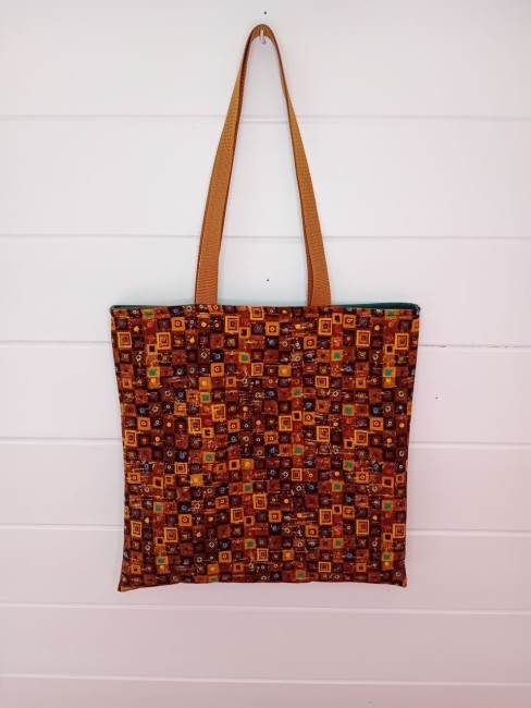 Tote bag Mosaïque chaleureuse – Fait main | Les Cabas en folie Tote bag Mosaïque chaleureuse aux motifs géométriques bruns, orange et dorés, modèle unique dans les Vosges
