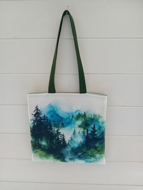 Tote bag « Brume des montagnes » – Sac cabas artisanal | Les Cabas en folie Tote bag artisanal « Brume des montagnes » avec paysage de montagnes brumeuses et forêt de sapins