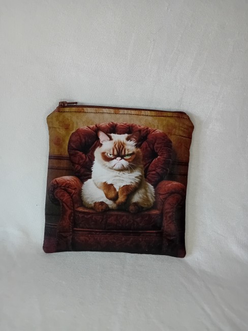 Trousse multi-usage, motif chat « Chat au fauteuil » – Création artisanale à Gérardmer | Les Cabas en folie Trousse multi-usage motif chat au fauteuil, création originale confectionnée à Gérardmer