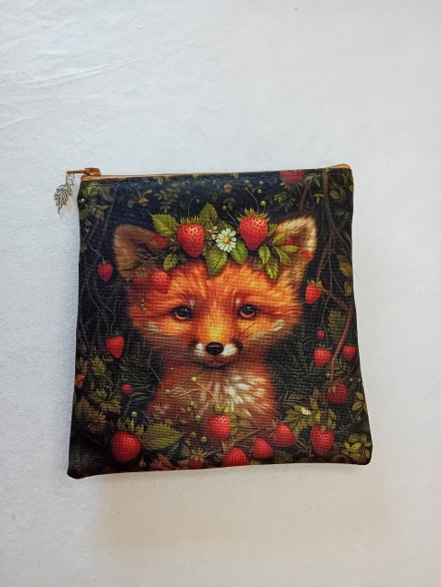 Trousse multi-usage, motif renard « Petit rusé » – Confectionnée dans les Vosges | Les Cabas en folie Trousse multi-usage motif renard roux entouré de fraises et de feuillages, création artisanale dans les Vosges