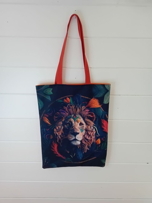 Tote bag Sa Majesté le Lion avec motif de lion et détails graphiques aux tons bleu, turquoise et cuivré, création artisanale dans les Vosges