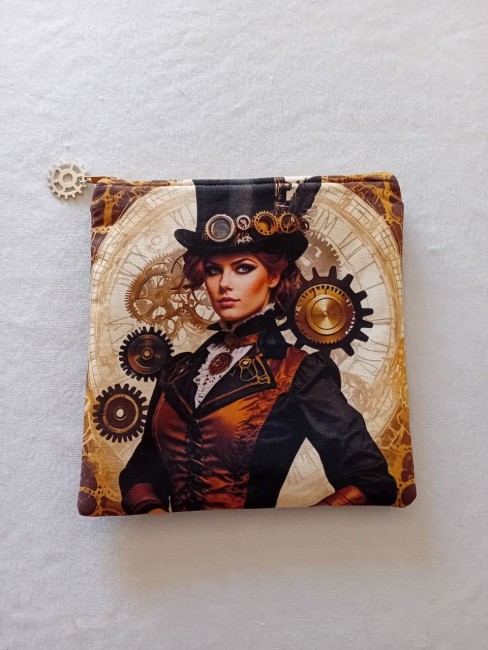 Trousse artisanale Femme Steampunk aux rouages avec femme au chapeau et engrenages