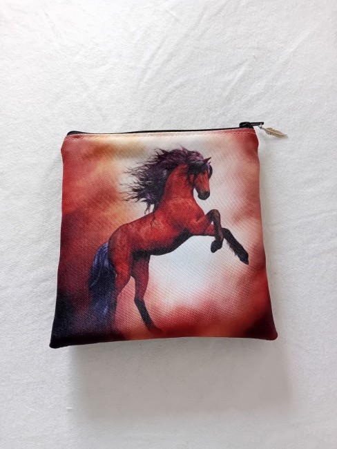 Trousse Cheval cabré avec motif de cheval aux couleurs rouge et orange – Les Cabas en folie