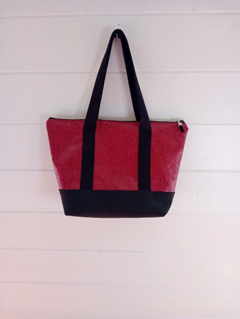 Sac cabas Éclat Rubis en simili cuir rouge effet écaille et suédine noire, modèle unique dans les Vosges
