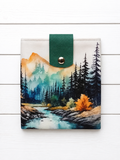 Pochette pour liseuse motif forêt de sapins, toile canvas et dos vert sapin – Confection des Vosges