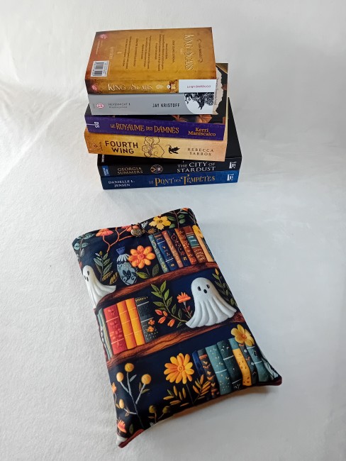 Pochette à livre Fantômes et bibliothèque enchantée 21 x 27 cm en coton imprimé avec livres, fleurs et petits fantômes – Les Cabas en folie