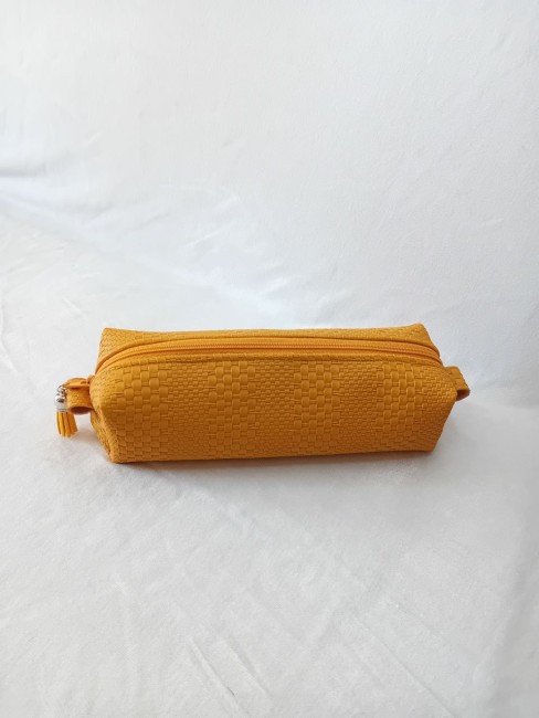 Trousse d’école, effet tressé – Confectionnée dans les Vosges | Les Cabas en folie Trousse d’école en simili-cuir jaune moutarde à effet tressé avec pompon en suédine