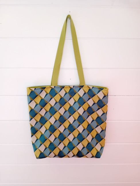 Tote bag jacquard bleu et vert – Bonnes affaires | Les Cabas en folie Tote bag en tissu jacquard bleu et vert avec suédine bleue et anses vert pomme – Les Cabas en folie
