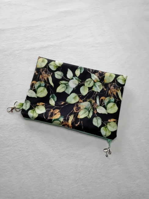 Trousse multi-usage motif feuilles d’eucalyptus sur fond noir avec mousqueton