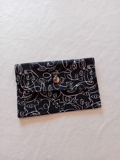 Pochette Visages abstraits noire et blanche avec motif de visages graphiques – Les Cabas en folie