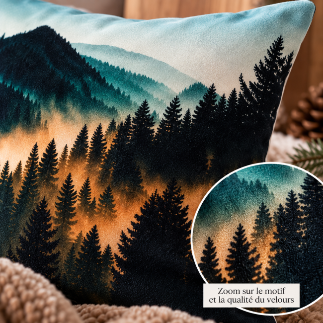 Housse de coussin Sapins dans la brume en velours 45x45 cm | Déco montagne Vosges | Les Cabas en folie Zoom sur le velours imprimé de la housse de coussin Sapins dans la brume 45x45 cm