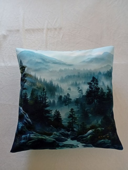Housse de coussin en velours motif paysage montagne sapins et brume fait main