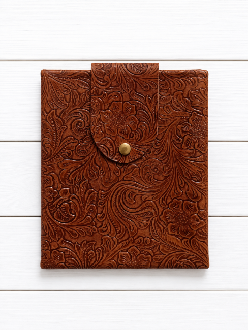 Pochette pour liseuse en simili-cuir brun avec motifs en relief et rabat à pression – Confection des Vosges