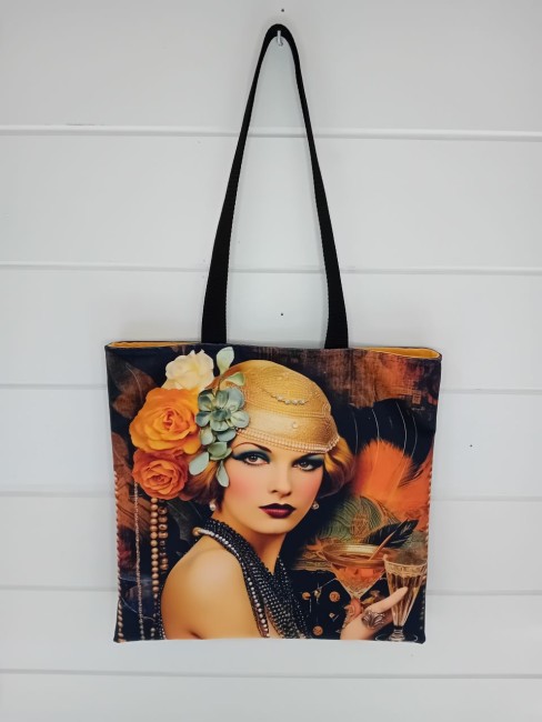 Tote bag Éclat des Années Folles au motif de femme avec fleurs, bijoux et plumes, modèle unique dans les Vosges