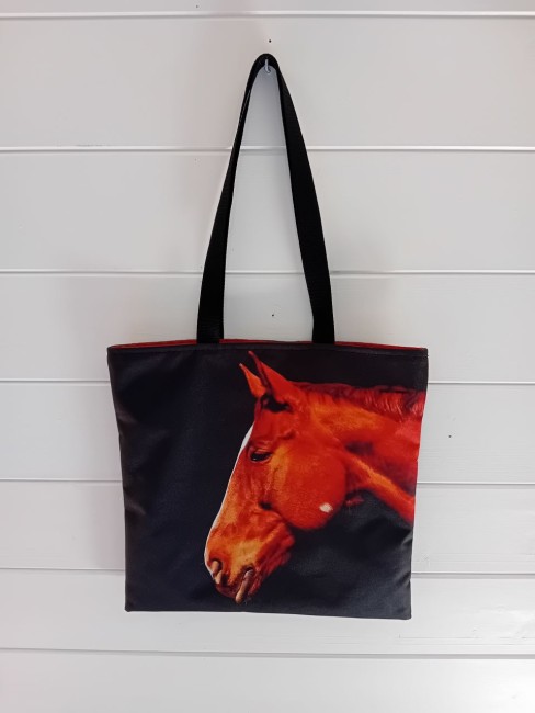 Tote bag Portrait Équestre – Sac artisanal | Les Cabas en folie Tote bag Portrait Équestre avec profil de cheval aux teintes cuivrées et orangées sur fond noir, confection artisanale dans les Vosges