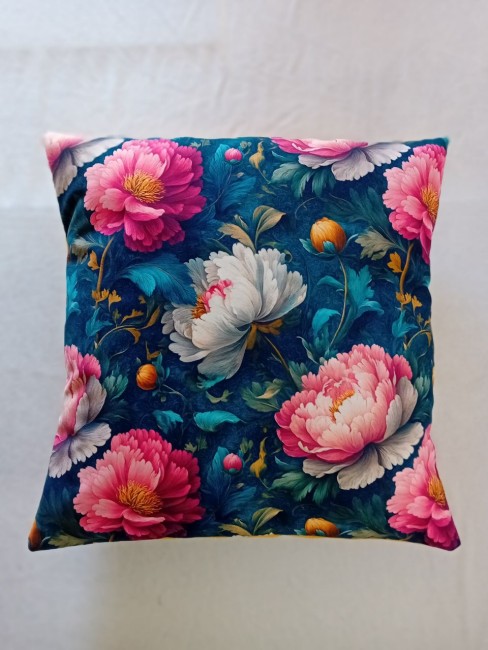 Housse de coussin en velours motif pivoines roses et blanches sur fond bleu faite main
