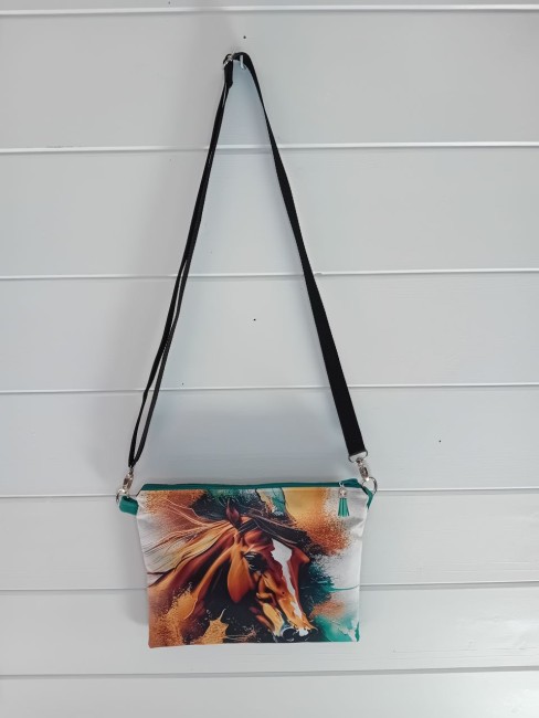Pochette Allure Équestre avec motif de cheval aux teintes orange, cuivre et vert, confection artisanale dans les Vosges