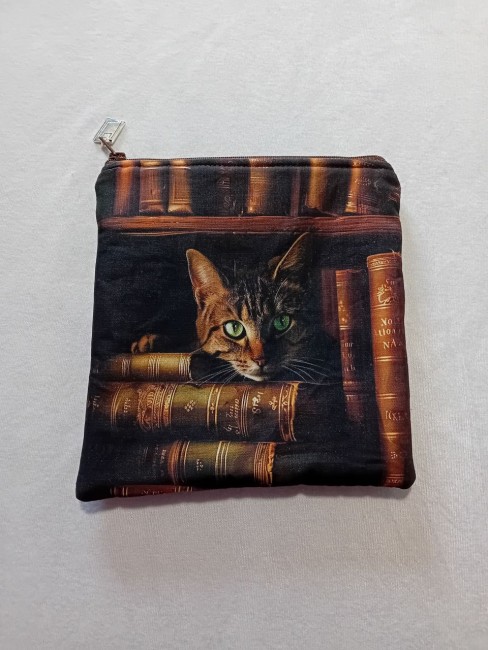 Trousse Le Chat de la bibliothèque – Livre et lecture | Les Cabas en folie Trousse Le Chat de la bibliothèque 20 x 18 cm avec motif de chat au milieu de livres anciens – Les Cabas en folie