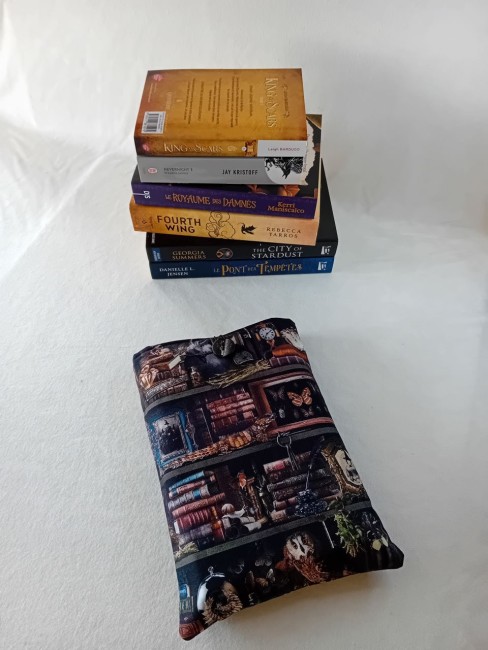 Pochette à livre La bibliothèque fantastique 19 x 24 cm en coton imprimé avec livres, chouette, tortue, escargot, crâne et chaudron – Les Cabas en folie