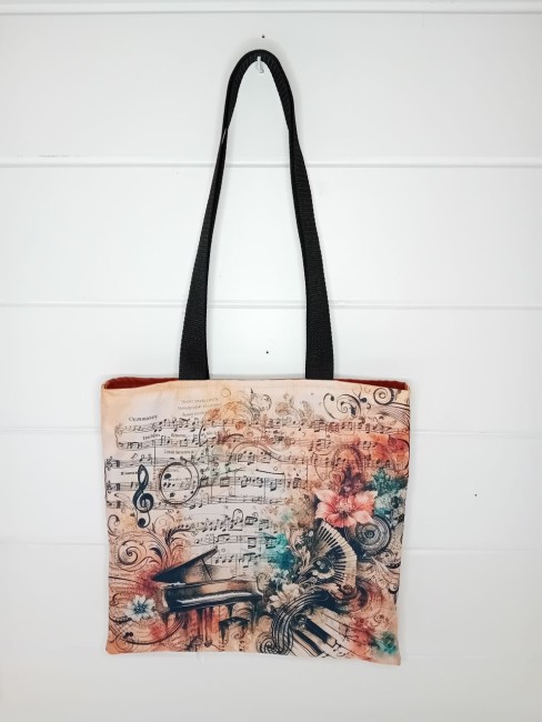 Tote bag Notes de piano – Fait main| Les Cabas en folie Tote bag Notes de piano avec motif de piano à queue, partitions et notes musicales, création originale à Gérardmer