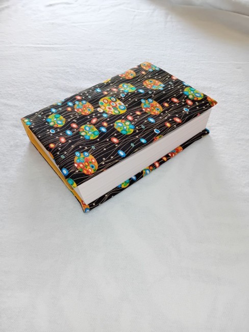 Protège-livre Arabesques précieuses – Livres et lecture | Les Cabas en folie Protège-livre Arabesques précieuses avec motif coloré et doré inspiré de l’univers décoratif de Klimt – Les Cabas en folie