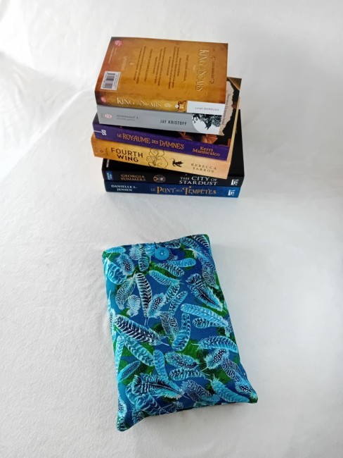 Pochette à livres Plumes d’évasion en coton imprimé aux motifs de plumes bleues et vertes, format moyen – Les Cabas en folie