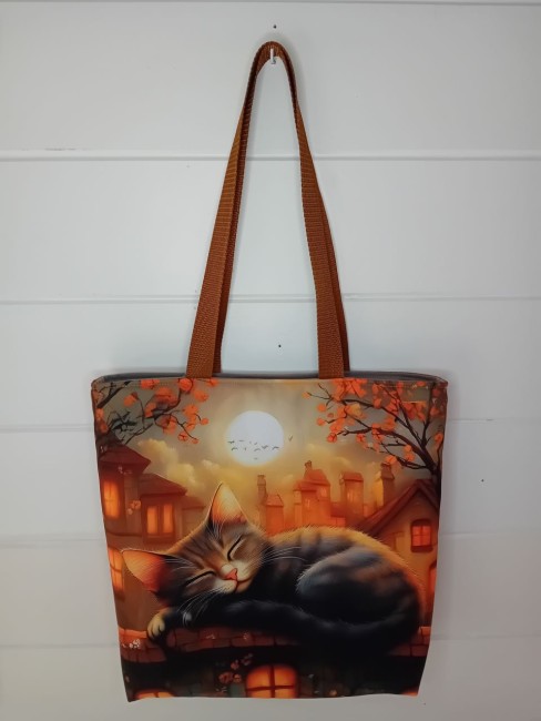 Sac cabas chat sous la lune – Animaux et passions | Les Cabas en folie Sac cabas chat endormi sous la lune, village aux couleurs d'automne, création artisanale – Animaux et passions | Les Cabas en folie