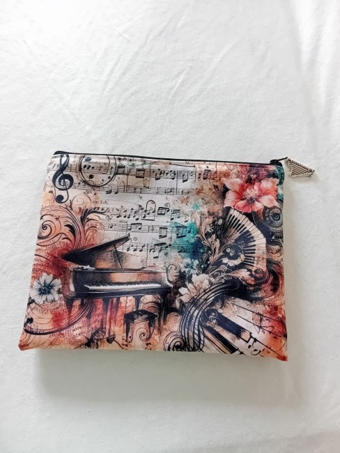 Trousse artisanale Passion musique avec motifs de piano, partitions et notes de musique