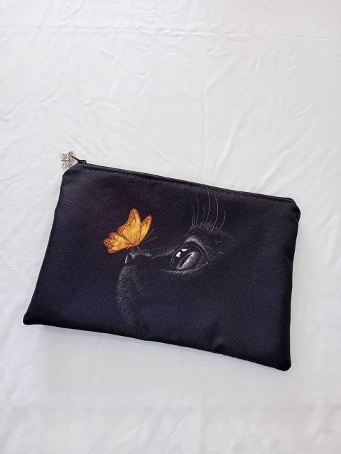 Trousse multi-usage « Chat et papillon doré » – Confectionnée dans les Vosges | Les Cabas en folie Trousse multi-usage motif profil de chat noir avec papillon doré, modèle unique confectionné dans les Vosges