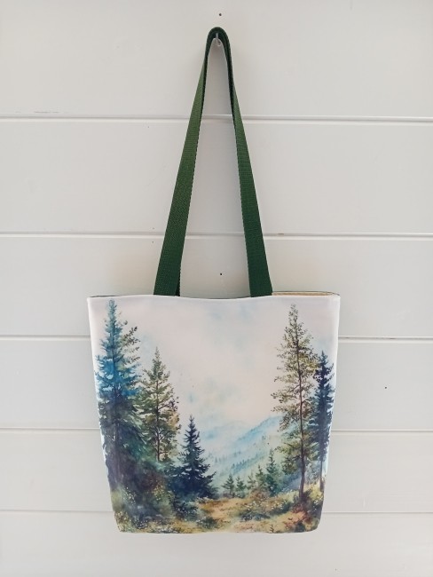 Cabas artisanal « Évasion en forêt » avec paysage de forêt de sapins et montagnes