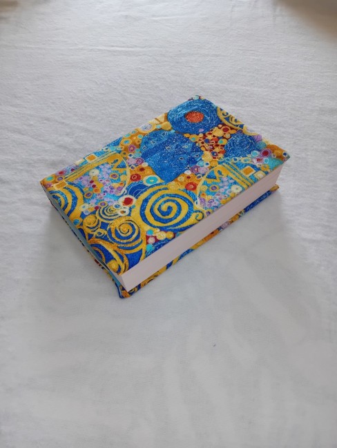 Protège-livre Éclat doré – Livre et lecture | Les Cabas en folie Protège-livre Éclat doré 22 cm avec motif bleu et or inspiré de l’univers décoratif de Klimt – Les Cabas en folie