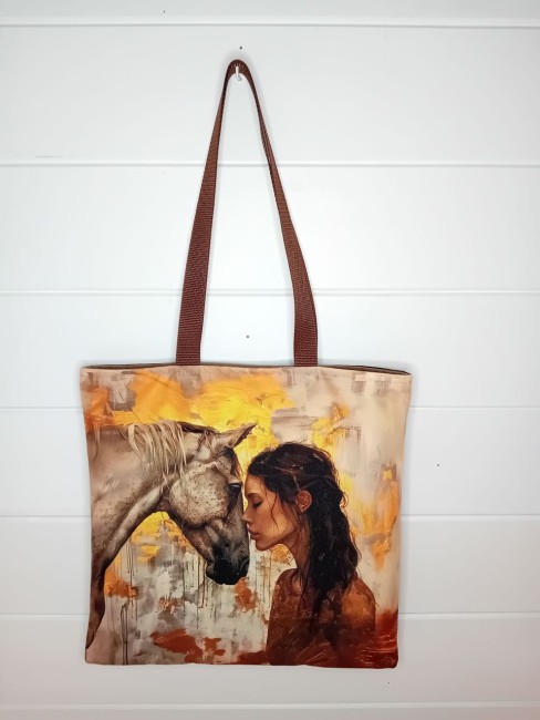 Tote bag motif cheval – Animaux et passions | Les Cabas en folie Tote bag motif cheval représentant une femme et son cheval, polyester imprimé et simili cuir marron – Animaux et passions