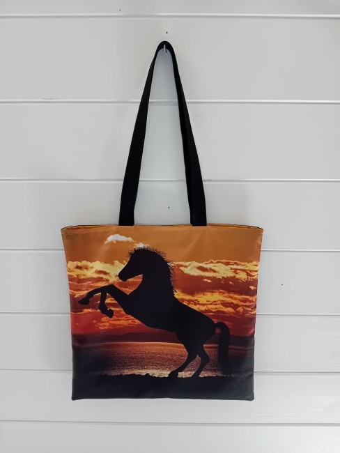 Tote bag Liberté Équestre avec cheval cabré au coucher du soleil dans des tons orange et cuivre, confection artisanale dans les Vosges
