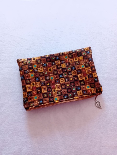 Pochette multi-usage au motif géométrique inspiré de l’univers décoratif de Klimt – Confection des Vosges