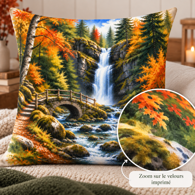 Housse de coussin velours Cascade sapins 45x45 cm | Déco chalet Vosges Zoom sur le velours imprimé de la housse de coussin Cascade au cœur des sapins