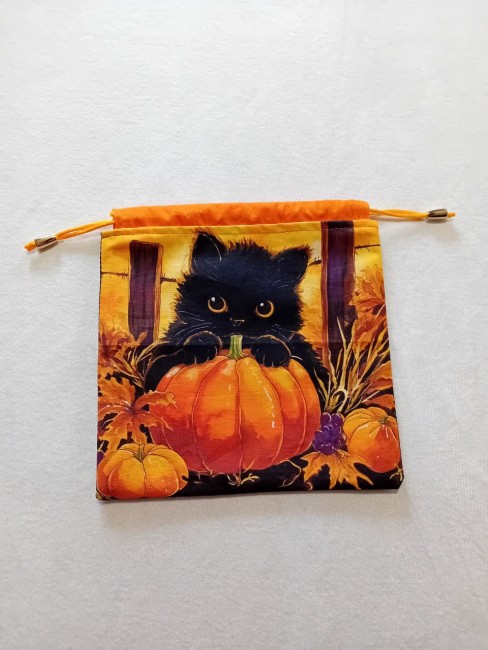 Pochon multi-usage, motif petit chat et citrouille – Création artisanale à Gérardmer | Les Cabas en folie Pochon multi-usage motif petit chat noir et citrouille, création artisanale à Gérardmer