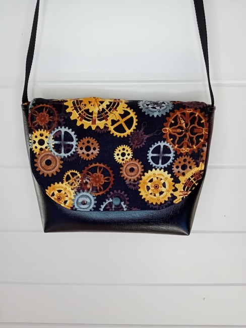 Sac à main Steampunk Rouages – Steampunk | Les Cabas en folie Sac à main Steampunk en simili cuir noir avec rabat en coton à motif rouages – Les Cabas en folie