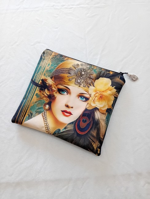 Trousse multi-usage, femme des années 20 | Les Cabas en folie Trousse multi-usage femme des années 20 avec motif élégant et raffiné – Confection des Vosges