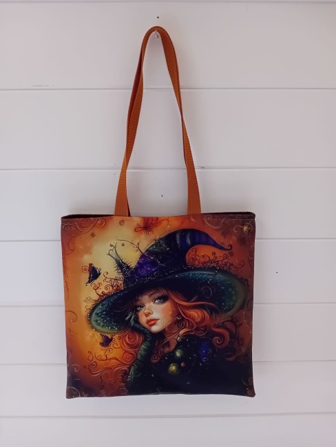 Tote bag Sorcière enchantée aux cheveux flamboyants, papillons et chapeau féerique, créé dans les Vosges