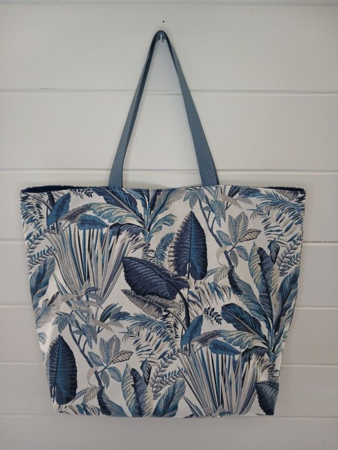 Sac cabas Feuillage bleu – Fait main | Les Cabas en folie Sac cabas Feuillage bleu aux motifs végétaux, création faite main dans les Vosges