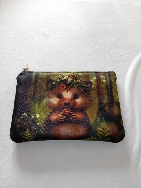 Trousse multi-usage motif hérisson dans un décor de forêt, création artisanale confectionnée dans les Vosges