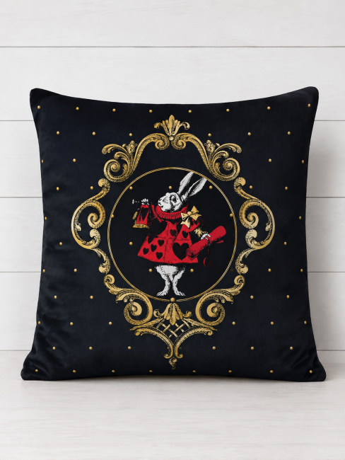 Housse de coussin velours Portrait en Habit Rouge – Lapin, noir et doré | Les Cabas en folie Housse de coussin velours Portrait en Habit Rouge 45 × 45 cm, lapin en tenue rouge, cadre ornemental doré et fond noir – Les Cabas en folie