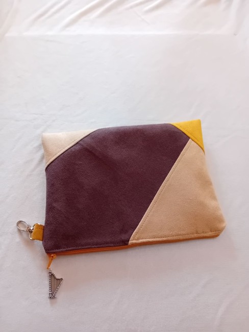 Trousse multi-usage en suédine tricolore avec fermeture zippée, modèle unique confectionnée dans les Vosges