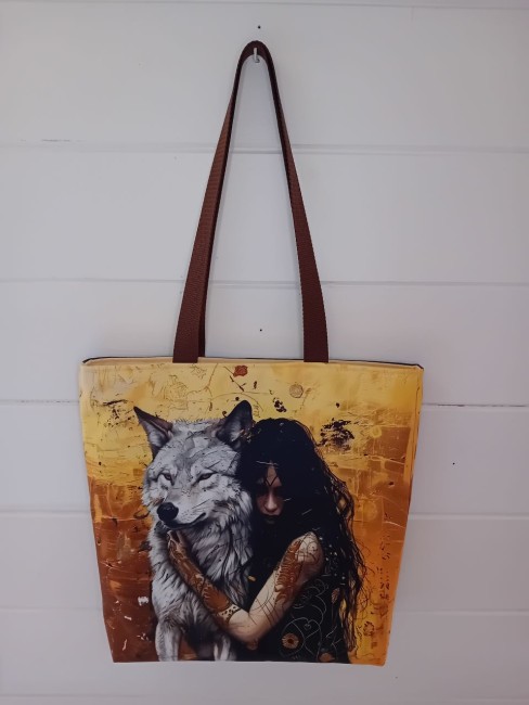 Sac cabas motif loup représentant une femme et un loup, polyester imprimé, simili cuir et anses marron – Animaux et passions