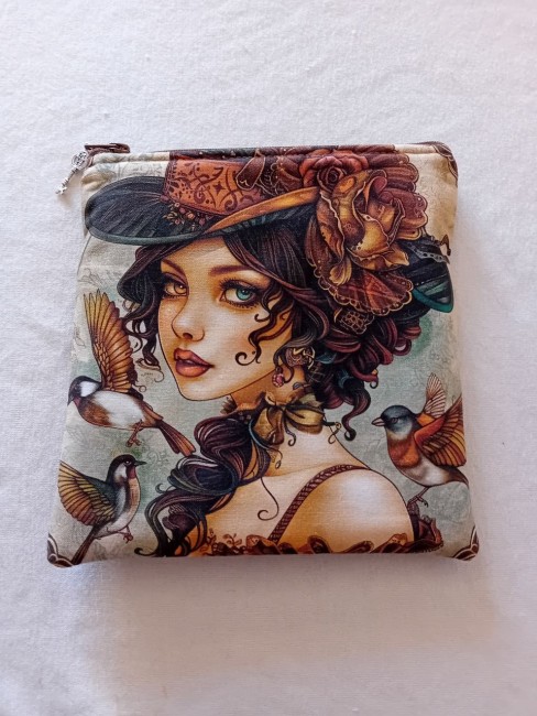 Trousse Steampunk femme et oiseaux | Les Cabas en folie Trousse Steampunk avec femme et oiseaux aux motifs vintage