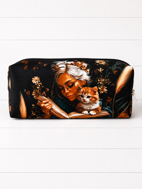 Trousse d’école, motif chat et lecture – Fait main dans les Vosges | Les Cabas en folie Trousse d’école motif chat et lecture, création originale faite main dans les Vosges