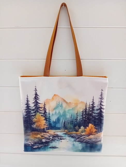 Tote bag artisanal « Évasion montagne » avec paysage de montagne, forêt de sapins et rivière
